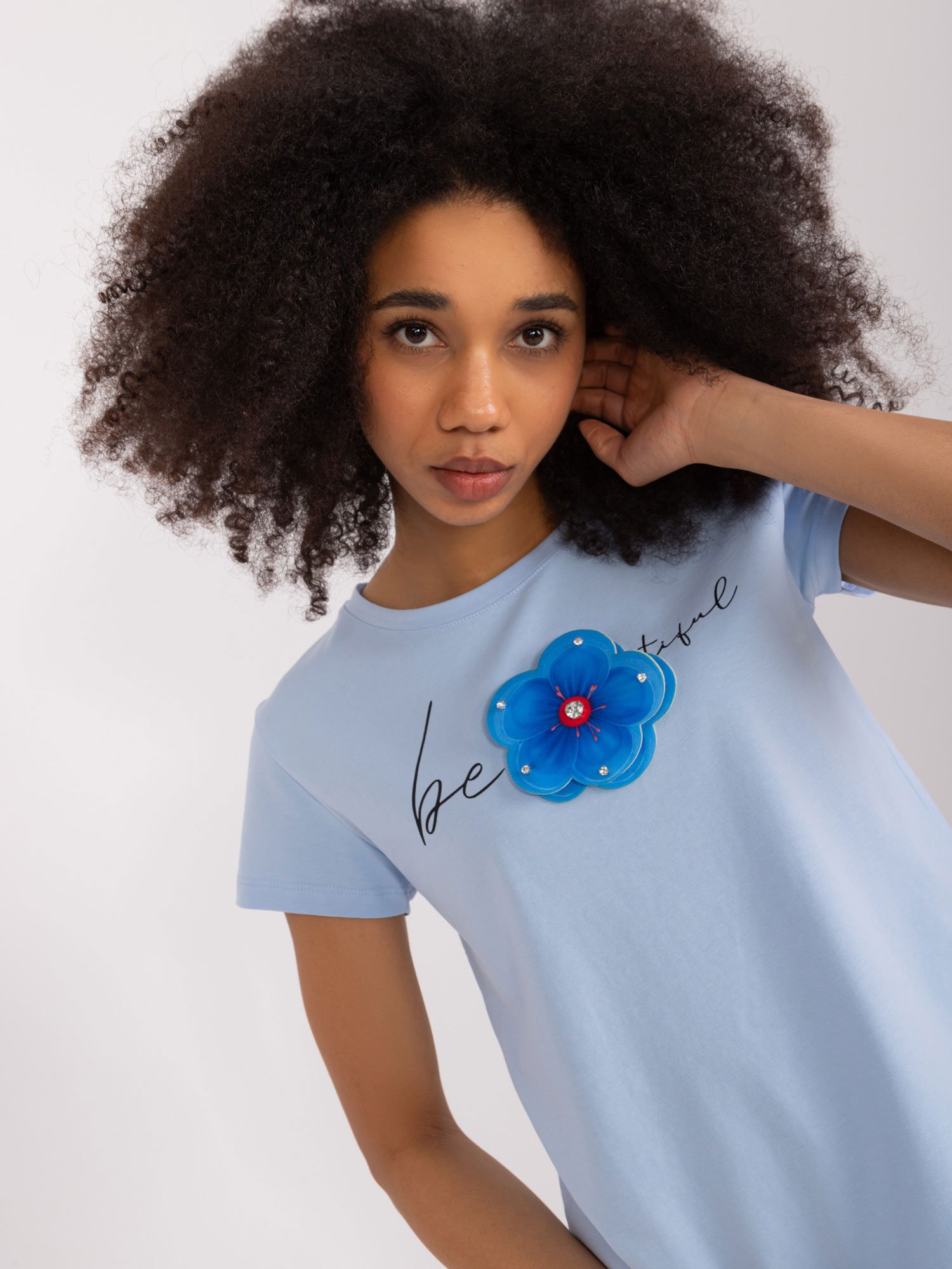 Basic marškinėliai su gėlės dekoru "BRETTY" šviesi mėlyna - Image 3