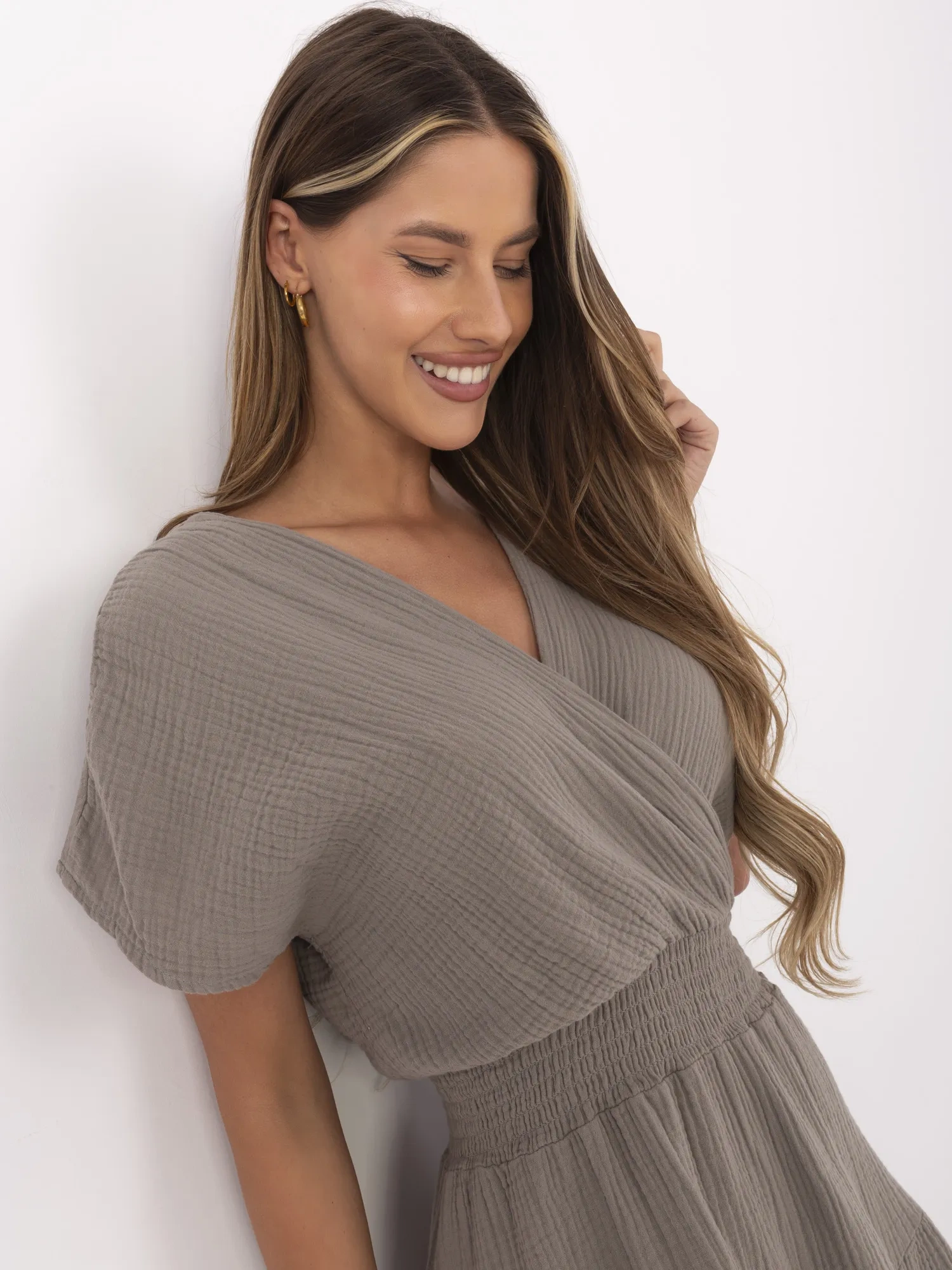 Vasarinė muslino suknelė su V iškirpte ir elastingu liemeniu "VIOLA" tamsi smėlio - Image 3