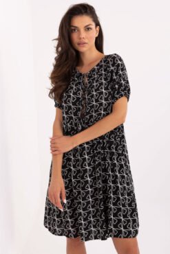 Pol pl czarna rozkloszowana sukienka z printem sublevel 413335 2