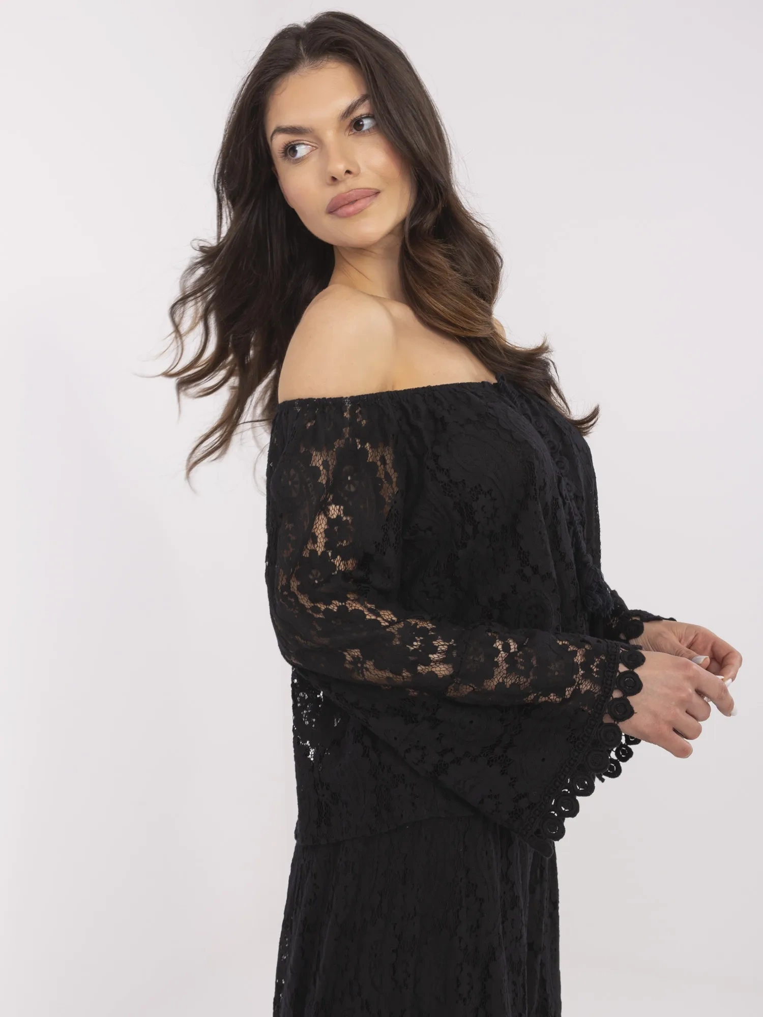 Romantiška nėriniuota palaidinė atvirais pečiais "ALANA" juoda - Image 3