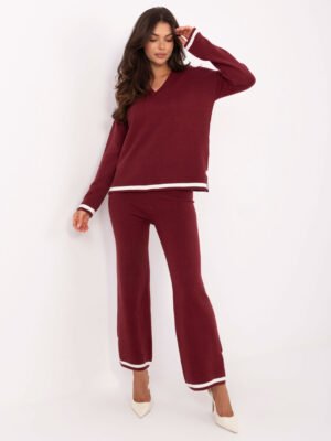 Megztas  dviejų dalių komplektas su su subtiliais kraštų akcentais "VALMIRA" bordo