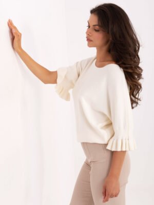 Alternative view of Laisvo modelio megztinis su puošniais rankogaliais "JUNA" pieno balta