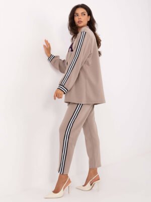 Alternative view of Švarko ir kelnių komplektas su sportinėmis juostomis "ALDO" tamsi smėlio