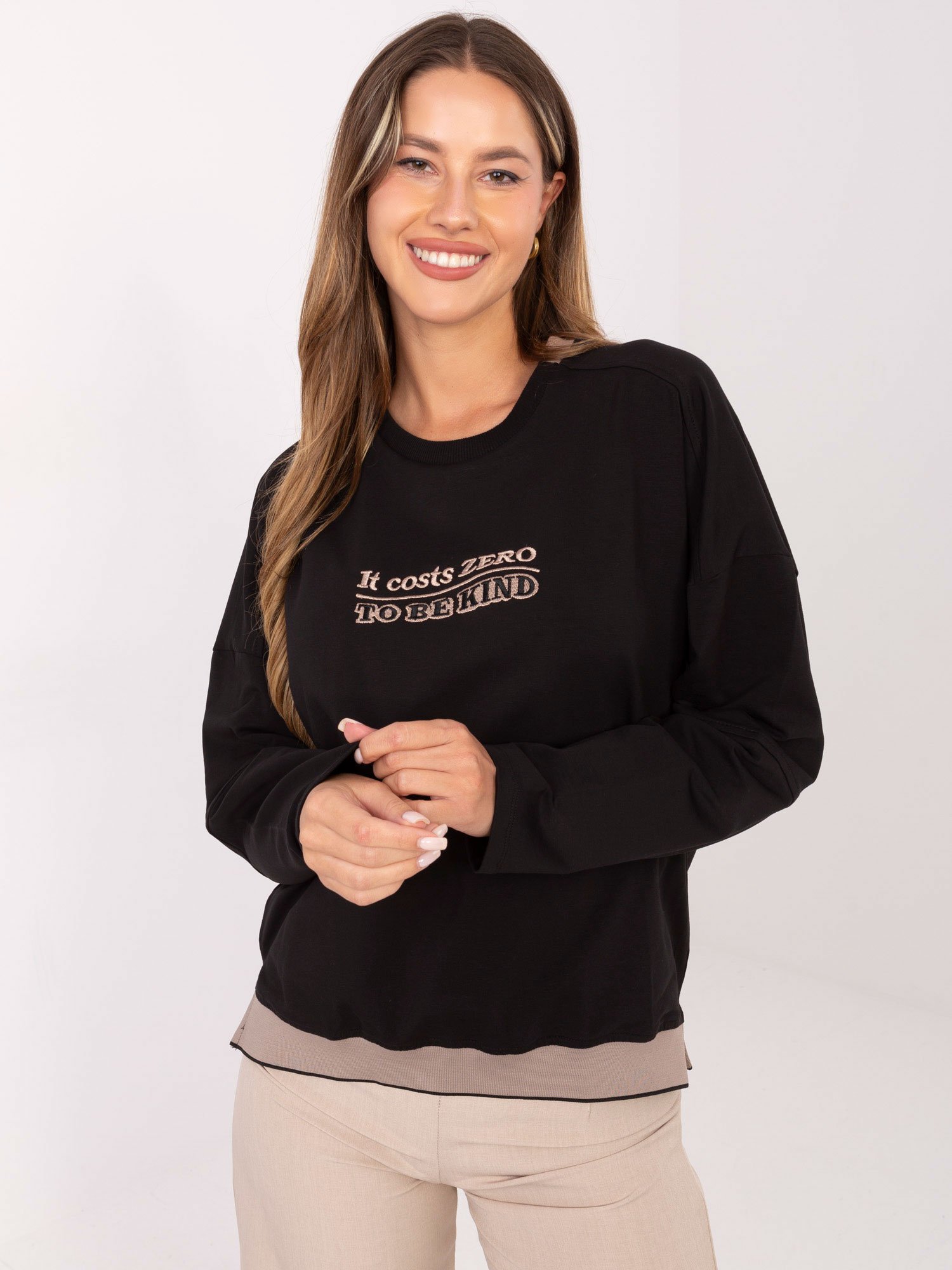 Laisvalaikio džemperis su užrašu ir sluoksniuota apačia "VESTA" juoda