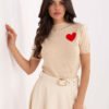 Klasikinis  megztukas trumpomis rankovėmis su dekoratyvine širdele "CARMELLA" smėlio