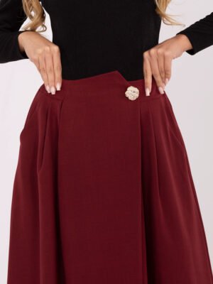 Alternative view of Klostuotas midi sijonas su dekoratyvine saga "MANNI" bordo