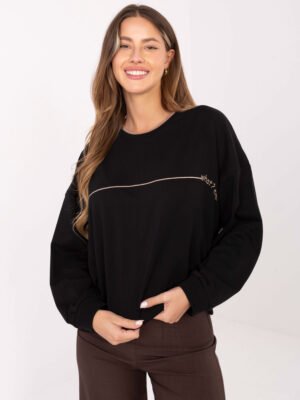 Casual stiliaus džemperis su su tekstiniu akcentu "KARI" juoda