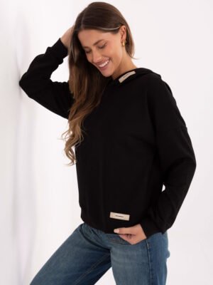 Alternative view of Džemperis su gobtuvu ir subtiliomis etiketės detalėmis "BETTY" juoda