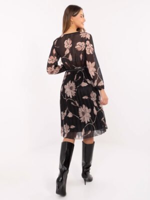 Alternative view of Gėlėta plisuoto audinio suknelė IT-SK-10536.18P juoda