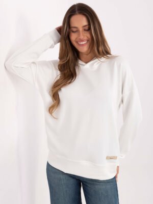 Džemperis su gobtuvu ir subtiliomis etiketės detalėmis "BETTY" pieno balta