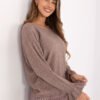 Laisvo modelio megztinis puošniais rankogaliais IT-SW-99717.89 tamsi beige