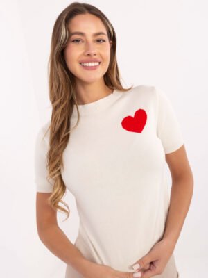 Alternative view of Klasikinis  megztukas trumpomis rankovėmis su dekoratyvine širdele "CARMELLA" šviesi smėlio