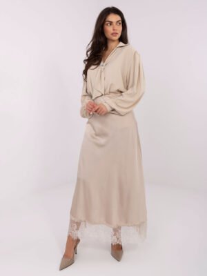 Alternative view of Rafinuota palaidinė su kaklo juosta susegta dekoratyvine sage "GRACE" smėlio