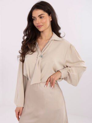 Rafinuota palaidinė su kaklo juosta susegta dekoratyvine sage "GRACE" smėlio