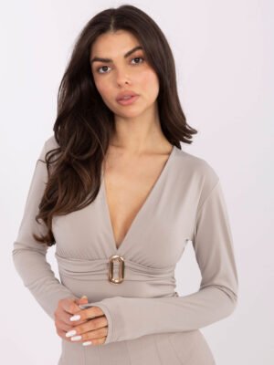 Alternative view of Rafinuotas bodis su V formos iškirpte ir dekoratyvine sagtimi "NORRIS" smėlio