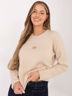 Alternative view of Megztinis su stulpelio raštu ir  dekoratyvine emblema "Roberta" smėlio