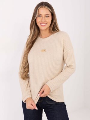 Megztinis su stulpelio raštu ir  dekoratyvine emblema "Roberta" smėlio