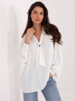 Alternative view of Rafinuota palaidinė su kaklo juosta susegta dekoratyvine sage "GRACE" balta