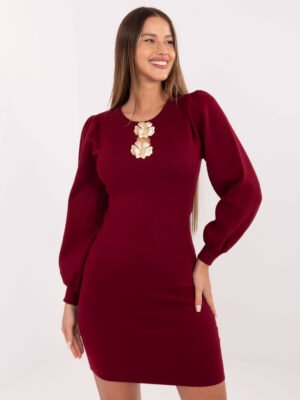 Elegantiška megzta suknelė su dekoratyvinėmis detalėmis "HOLLY" bordo
