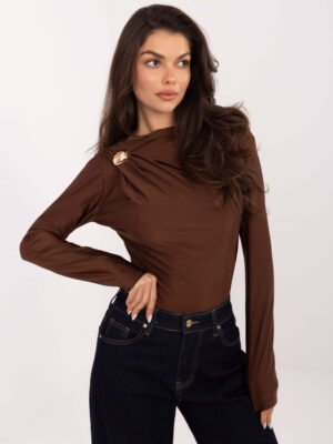 Alternative view of Bodis su drapiruota pečių linija ir dekoratyvine sage "BOCA" ruda