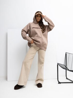 Šiltas dzemperis su kengūros kišene ir užrašu "PROSECCO" šviesi ruda