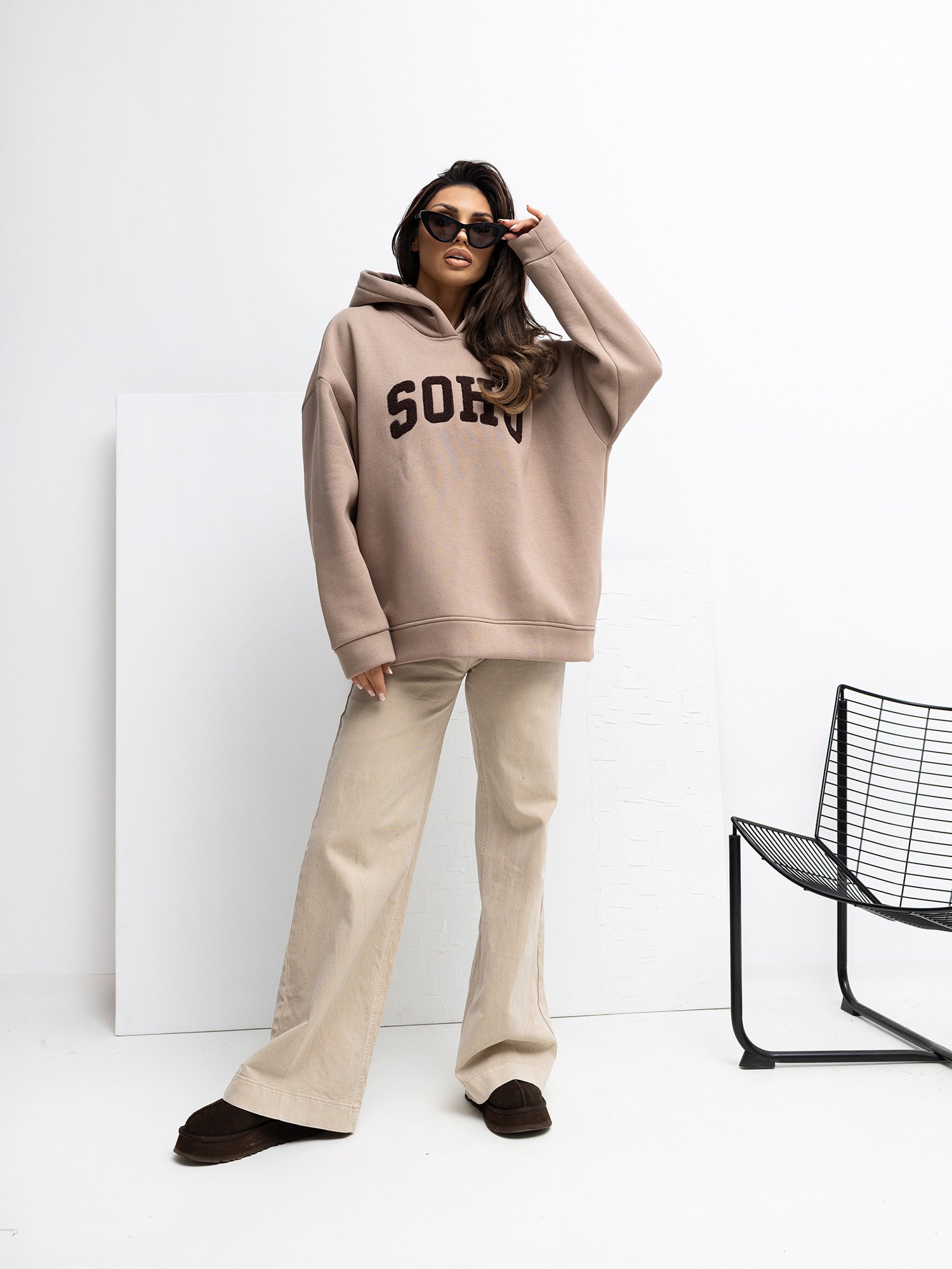 Oversize džemperis su užrašu ir gobtuvu "MOSSE" tamsi smėlio