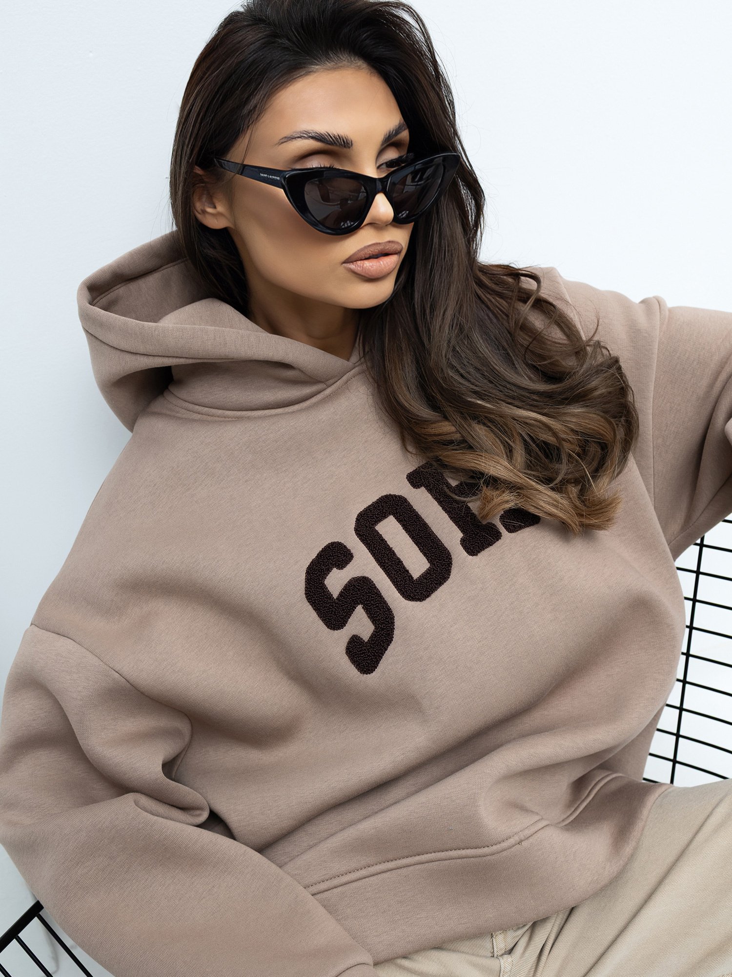 Oversize džemperis su užrašu ir gobtuvu "MOSSE" tamsi smėlio - Image 2