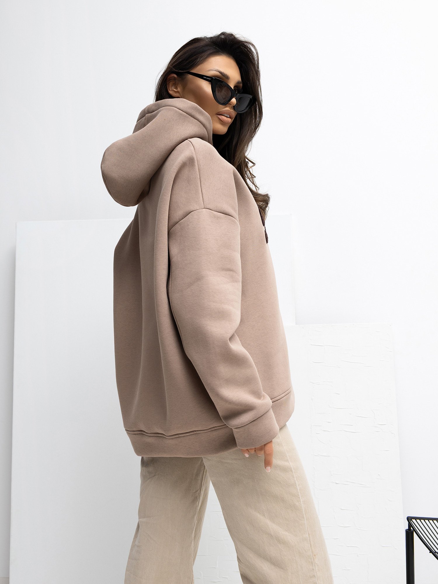 Oversize džemperis su užrašu ir gobtuvu "MOSSE" tamsi smėlio - Image 3