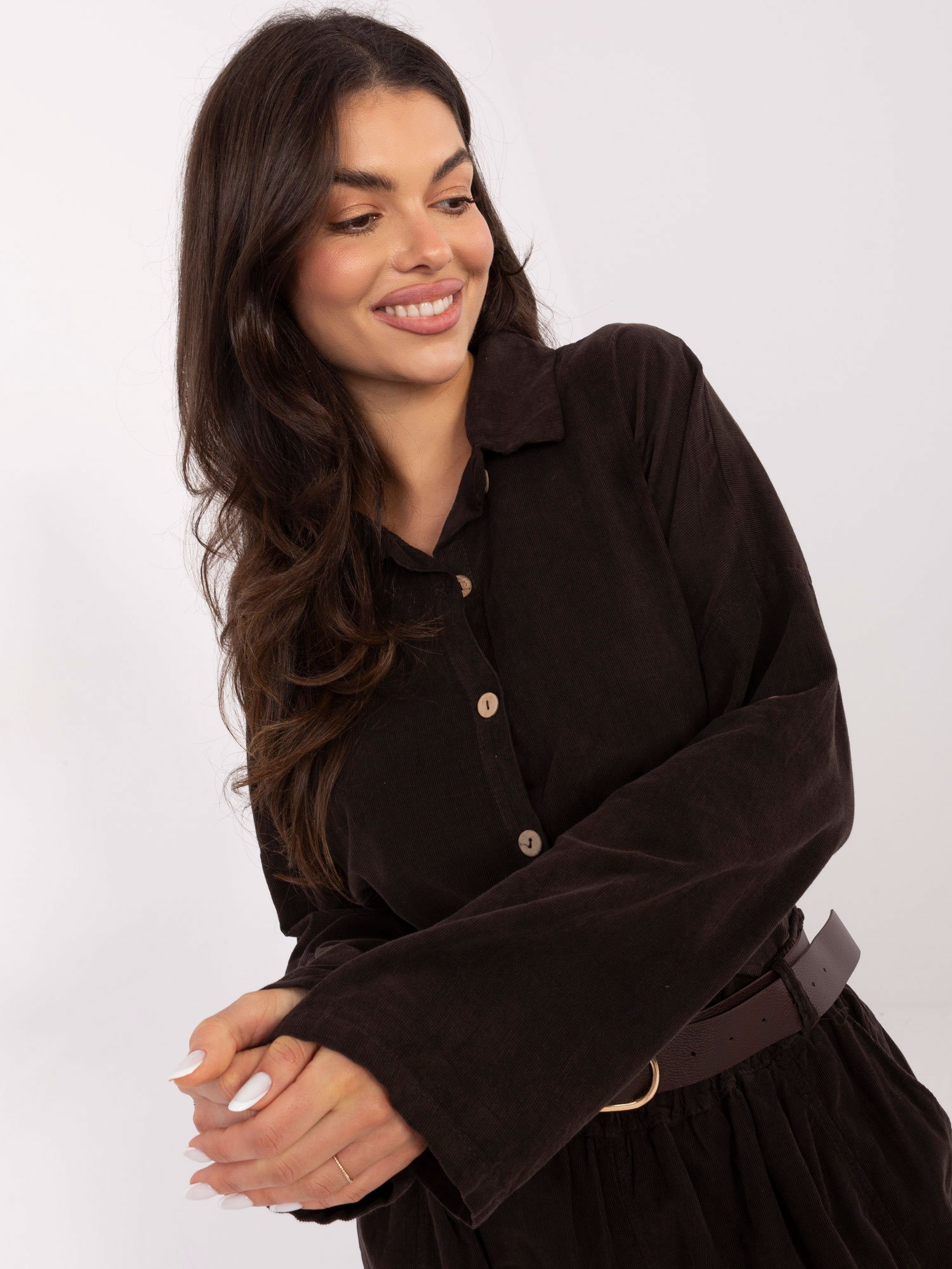 Laisvalaikio stiliaus marškiniai su reguliuojamomis rankovėmis "SAIRA" tamsi ruda - Image 4