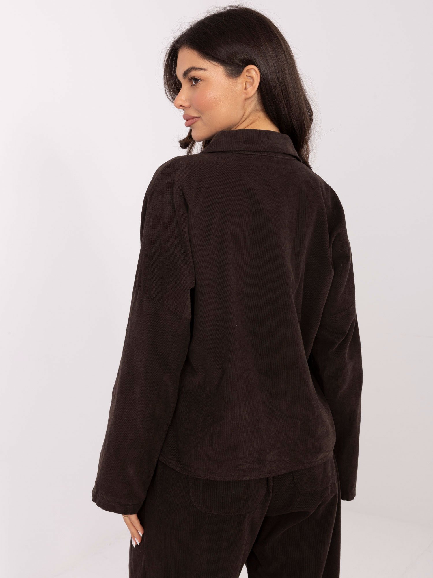 Laisvalaikio stiliaus marškiniai su reguliuojamomis rankovėmis "SAIRA" tamsi ruda - Image 2