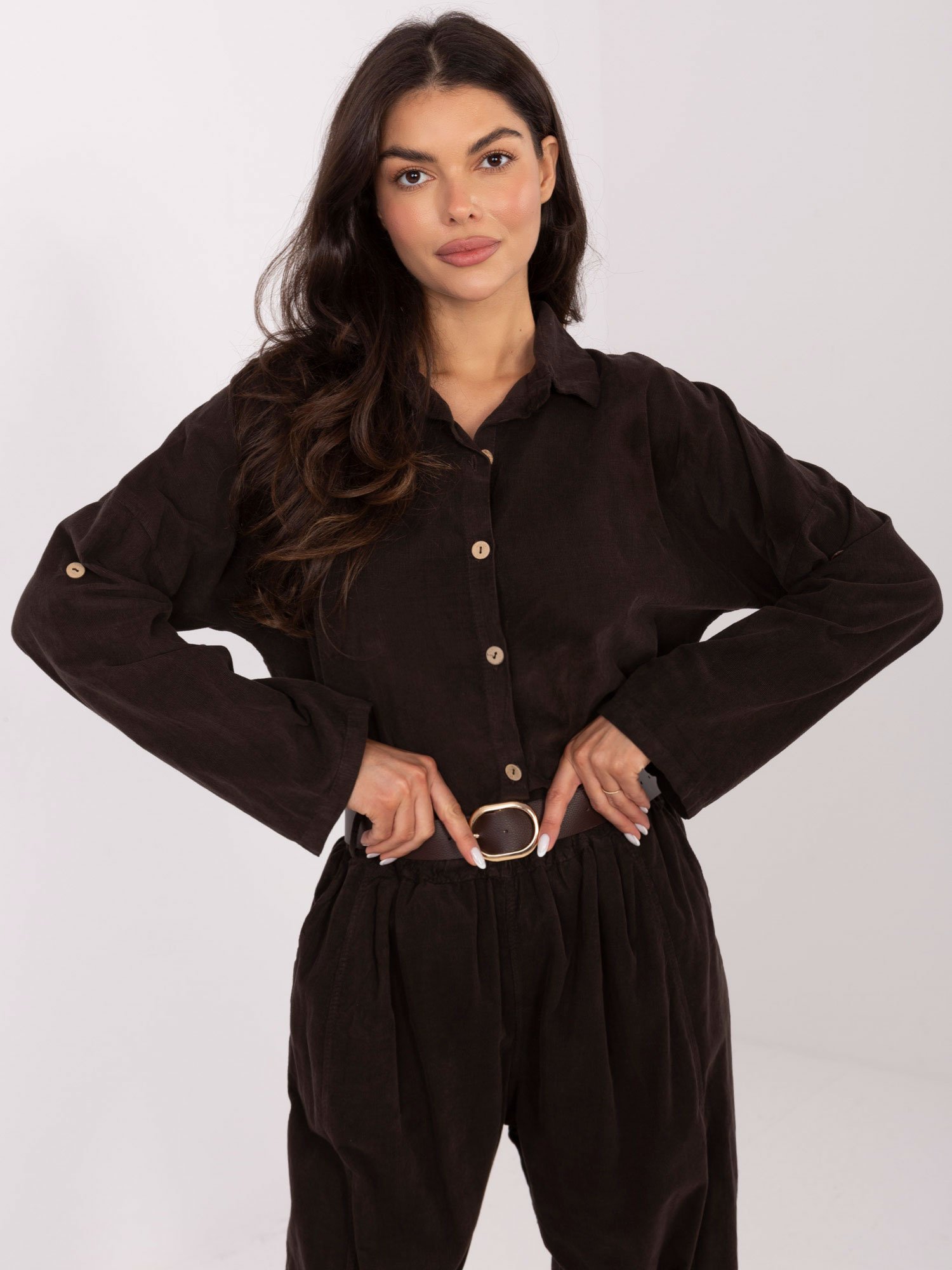 Laisvalaikio stiliaus marškiniai su reguliuojamomis rankovėmis "SAIRA" tamsi ruda - Image 3
