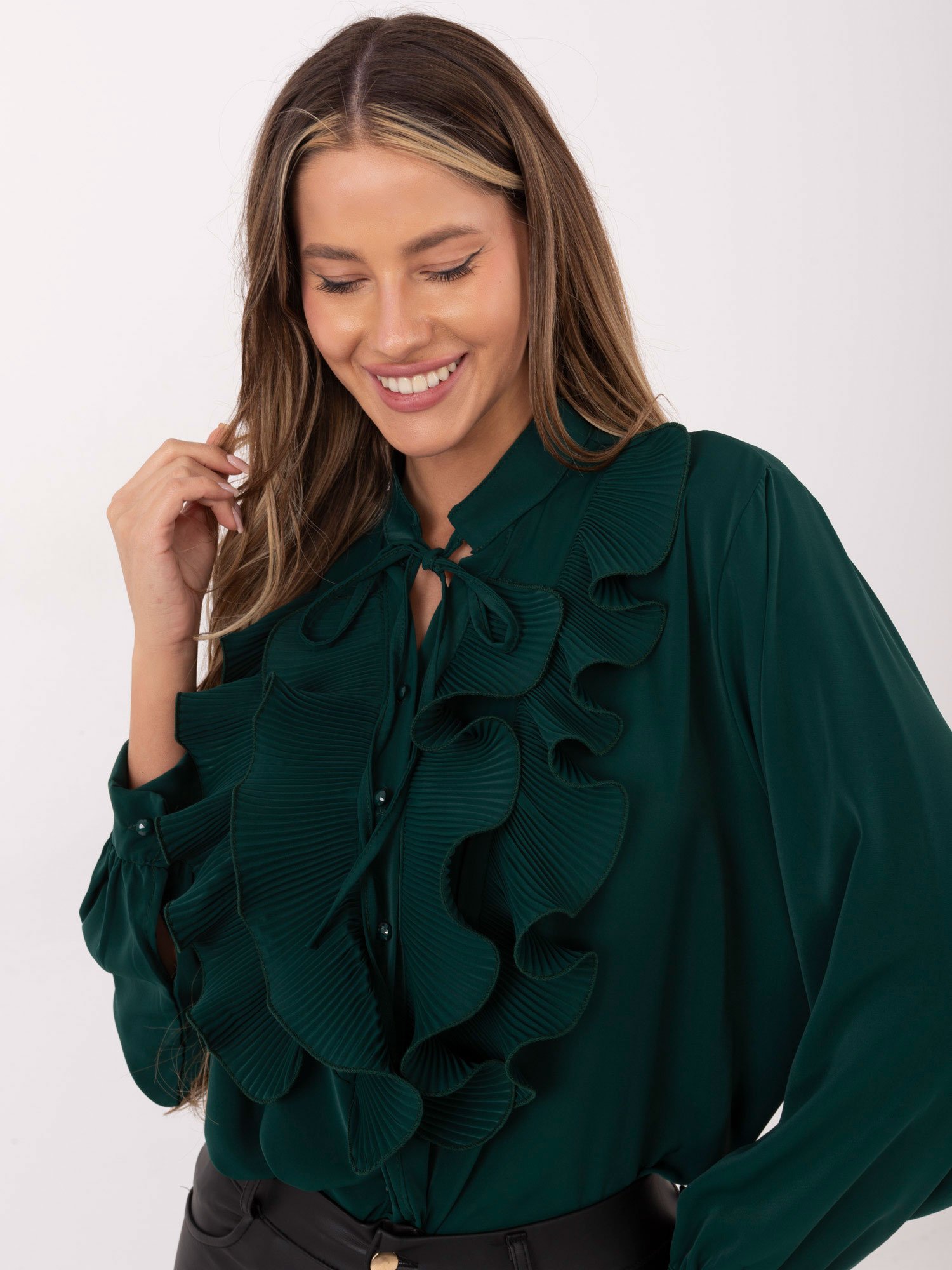 Marškiniai su plisuotais raukiniais ir dekoratyviu kaklo raišteliu "EVELYN" tamsi žalia