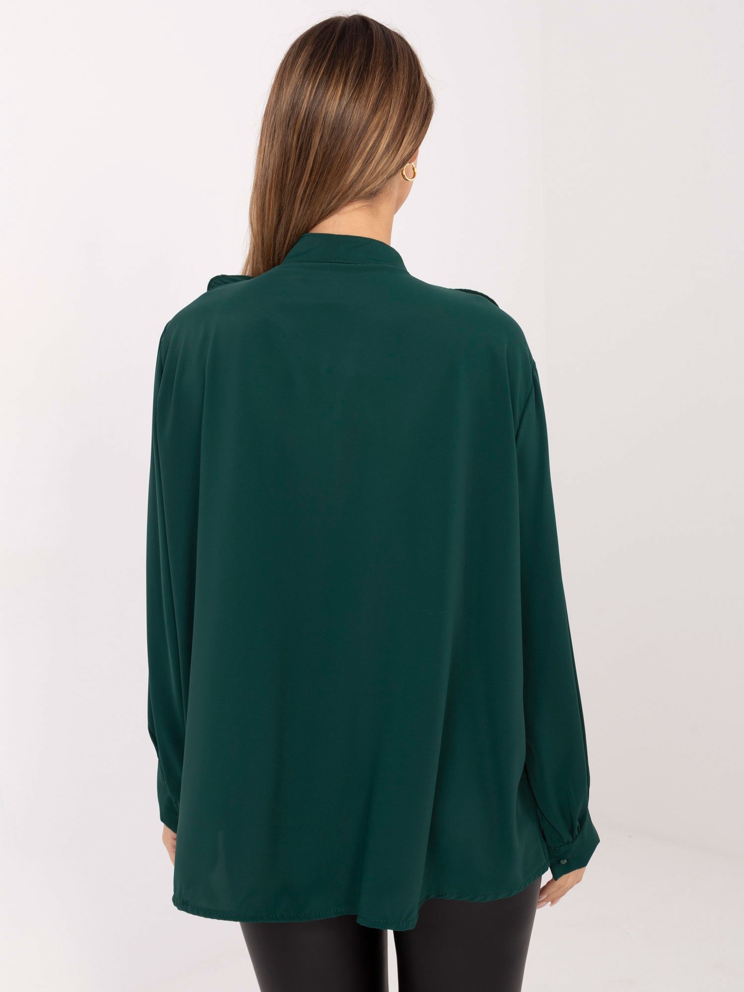 Marškiniai su plisuotais raukiniais ir dekoratyviu kaklo raišteliu "EVELYN" tamsi žalia - Image 4