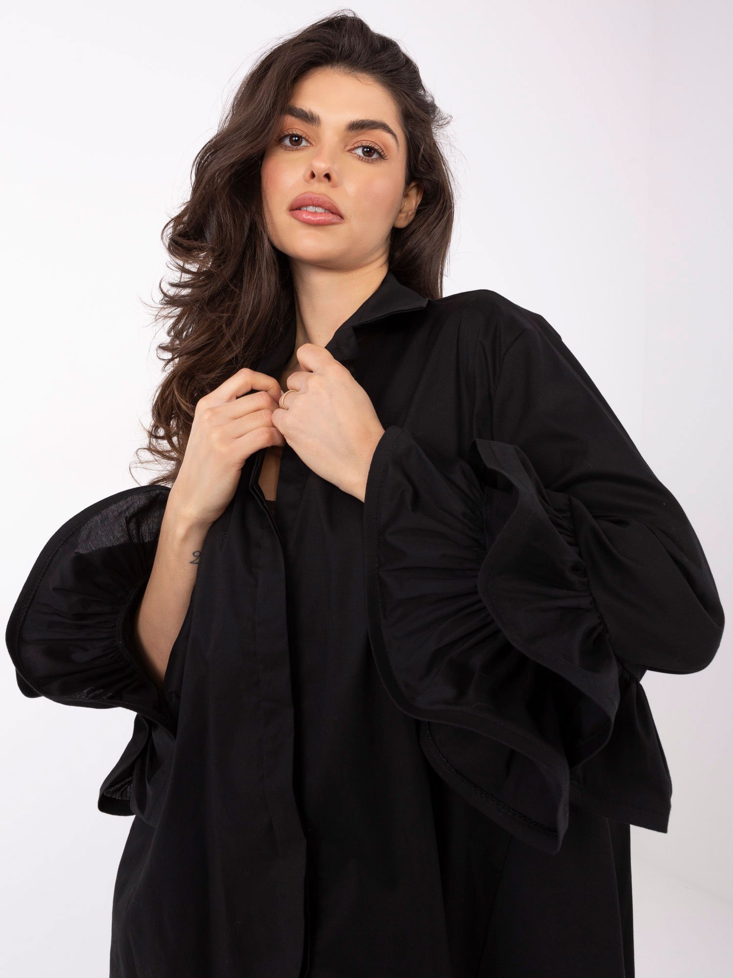 Ilgi marškiniai su išskirtinėmis klostuotomis rankovėmis "SILVIA" juoda - Image 3