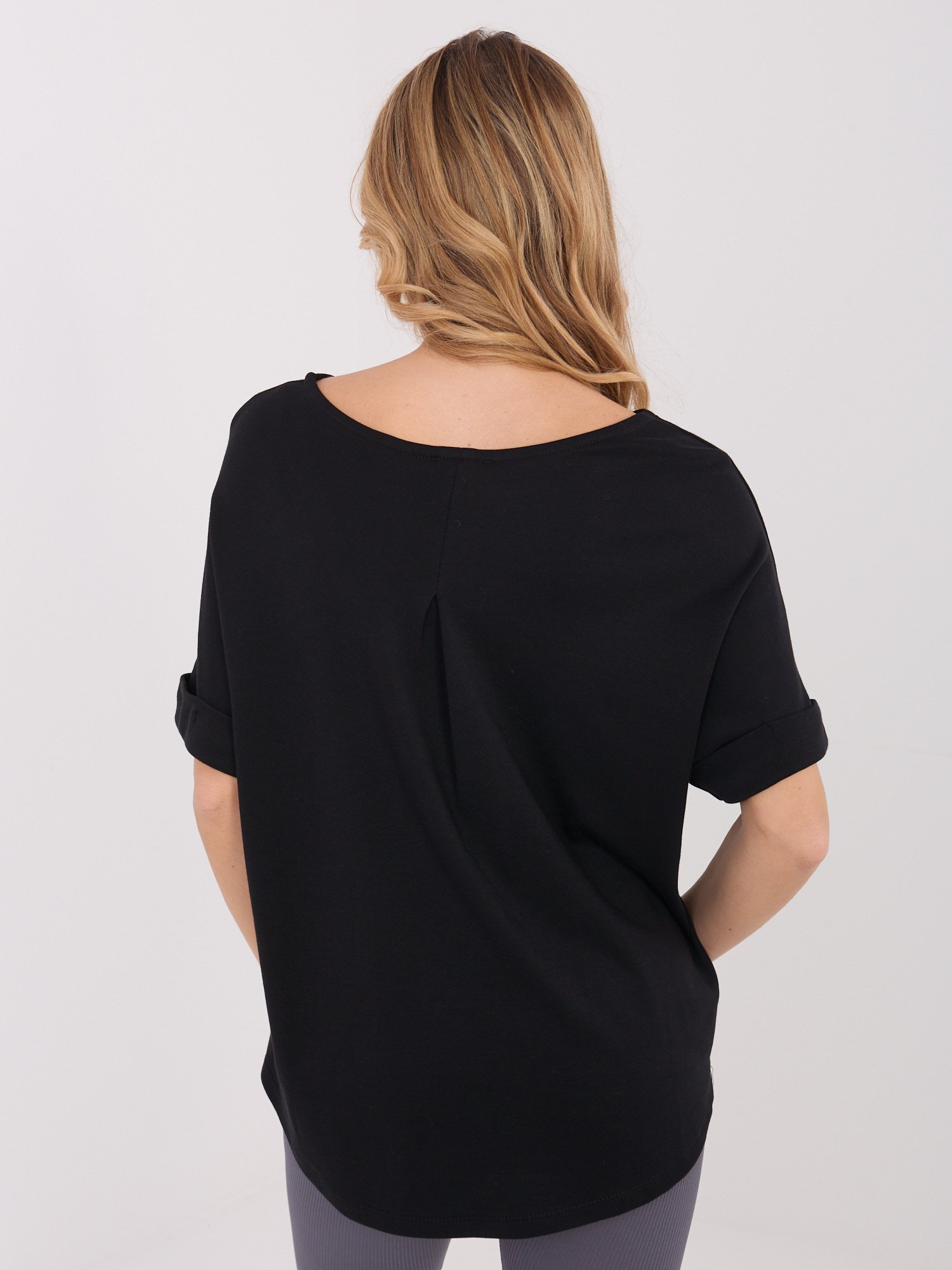 Laisvo kirpimo palaidinė su atlenktomis trumpomis rankovėmis "JOANA" juoda - Image 2