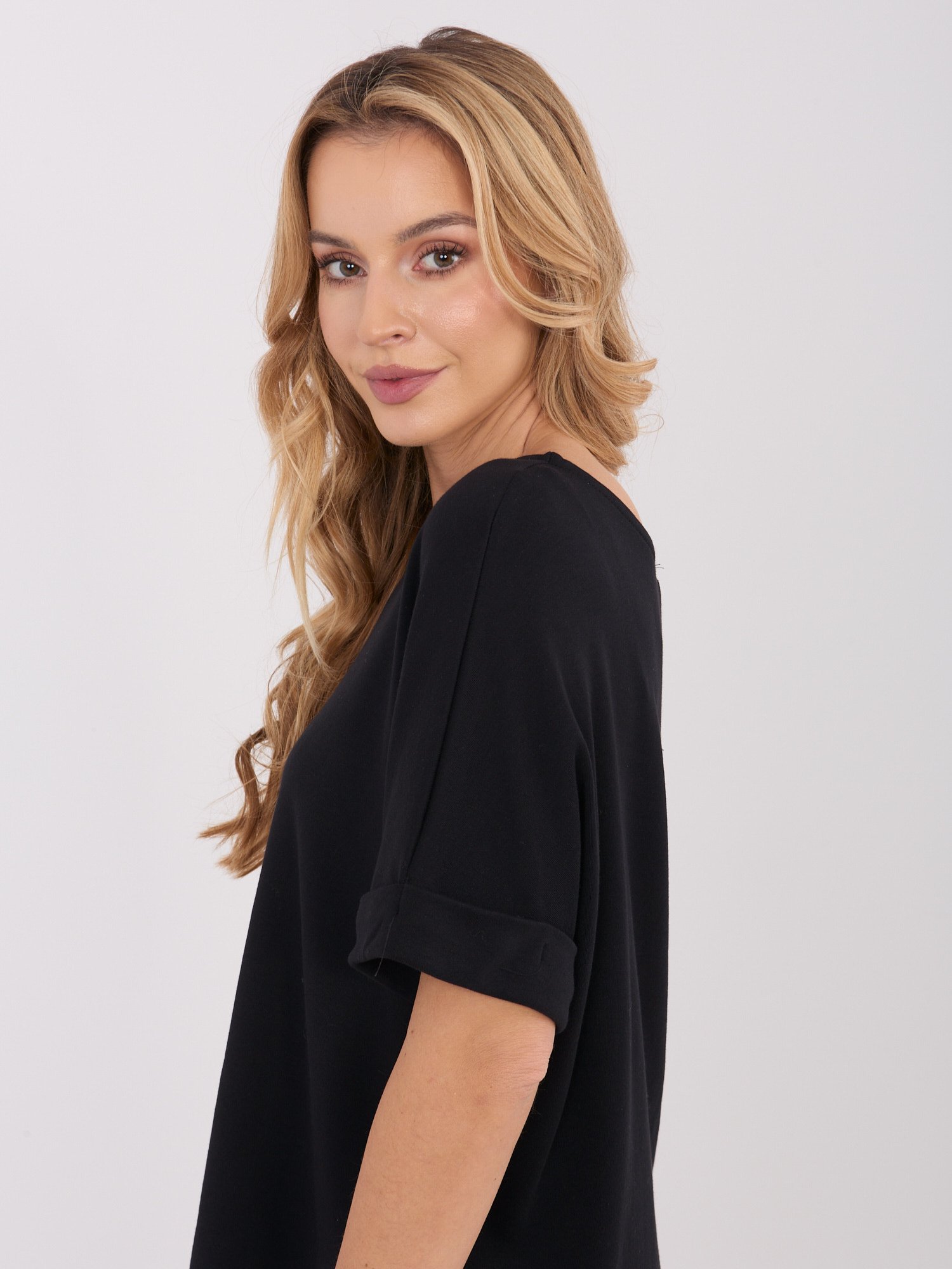 Laisvo kirpimo palaidinė su atlenktomis trumpomis rankovėmis "JOANA" juoda - Image 5