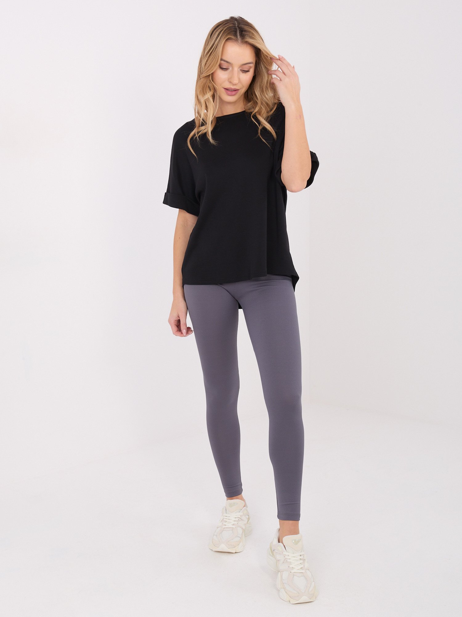 Laisvo kirpimo palaidinė su atlenktomis trumpomis rankovėmis "JOANA" juoda