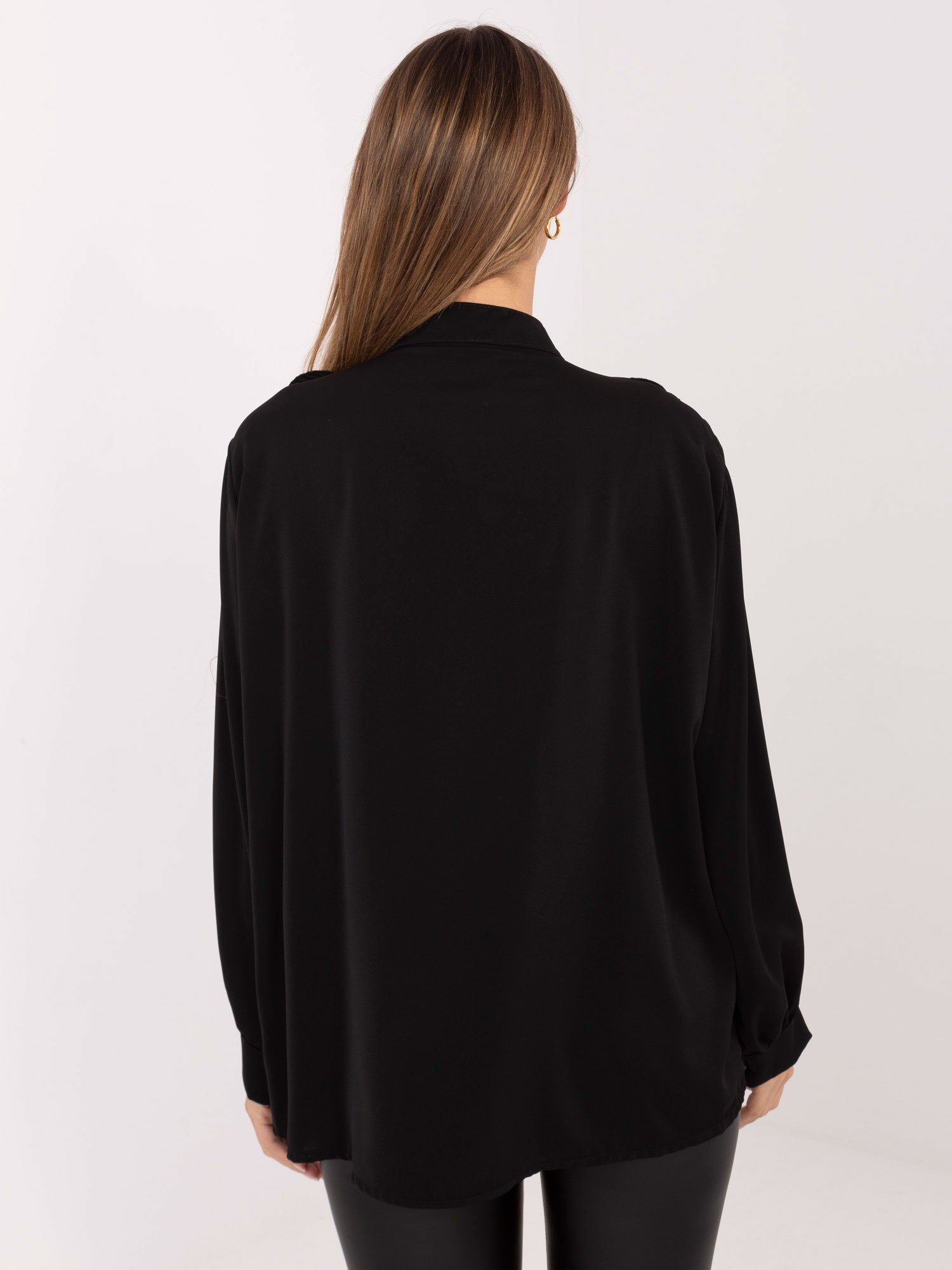 Marškiniai su plisuotais raukiniais ir dekoratyviu kaklo raišteliu "EVELYN" juoda - Image 3