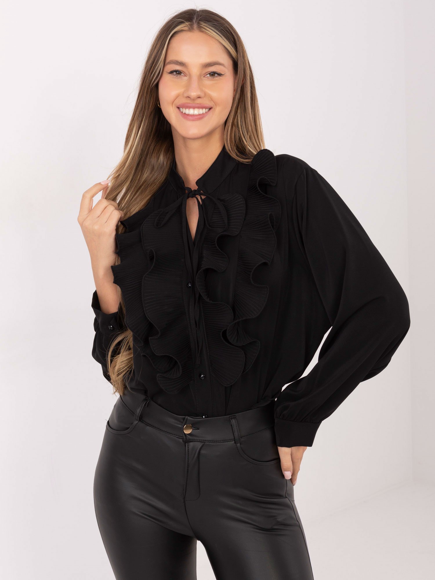 Marškiniai su plisuotais raukiniais ir dekoratyviu kaklo raišteliu "EVELYN" juoda