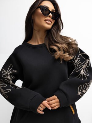 Alternative view of Oversize stiliaus džemperis puošniomis rankovėmis "RUBBI" juodas