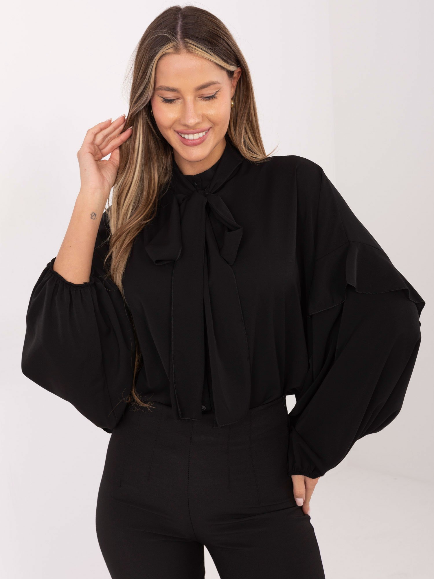 Marškiniai su kaspinu ir pūstomis rankovėmis "CHERYL" juoda