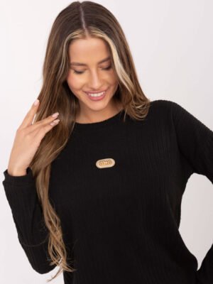 Alternative view of Megztinis su stulpelio raštu ir dekoratyvine emblema "Roberta" juoda