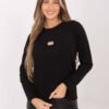 Megztinis su stulpelio raštu ir dekoratyvine emblema "Roberta" juoda