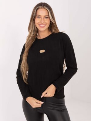 Megztinis su stulpelio raštu ir dekoratyvine emblema "Roberta" juoda