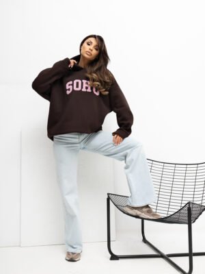 Oversize džemperis su užrašu ir gobtuvu "MOSSE" tamsi ruda