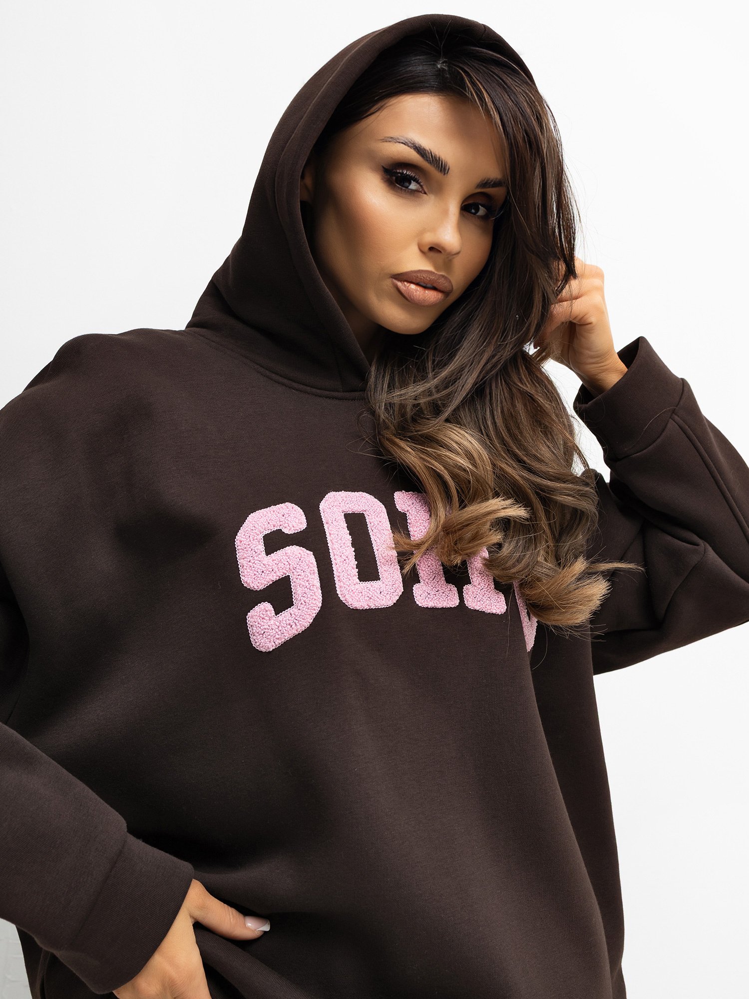 Oversize džemperis su užrašu ir gobtuvu "MOSSE" tamsi ruda - Image 4