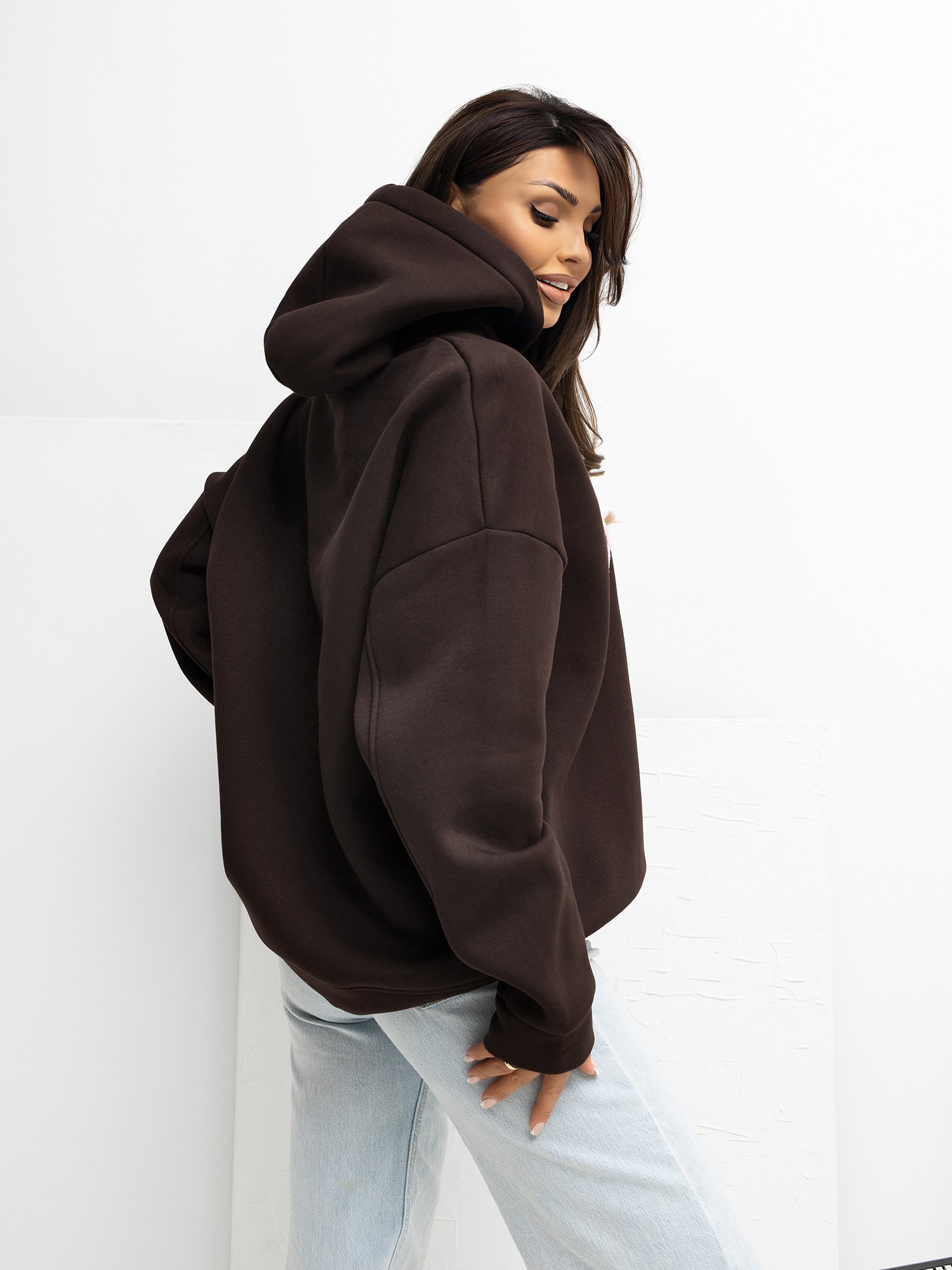 Oversize džemperis su užrašu ir gobtuvu "MOSSE" tamsi ruda - Image 2