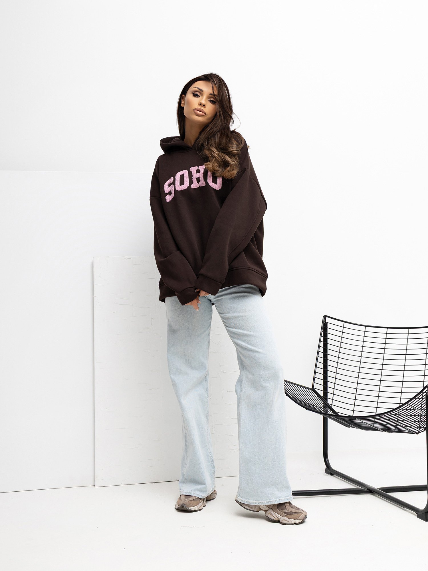 Oversize džemperis su užrašu ir gobtuvu "MOSSE" tamsi ruda - Image 3