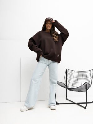 Oversize stiliaus džemperis su mini aplikacija "FRANCIS" tamsi ruda