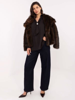 Alternative view of Rafinuota palaidinė su kaklo juosta susegta dekoratyvine sage "GRACE" tamsi ruda